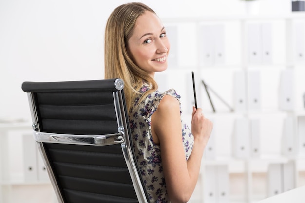 Jak dobrać fotel biurowy do pracy przy komputerze?