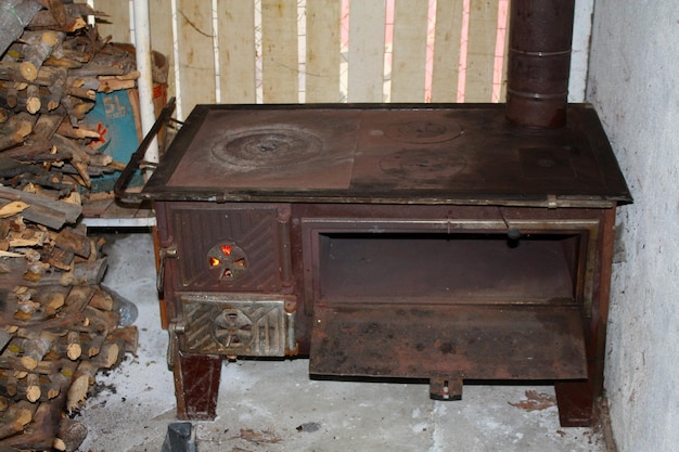 Jak odnowić starą komodę z okleiny bez dużych nakładów?