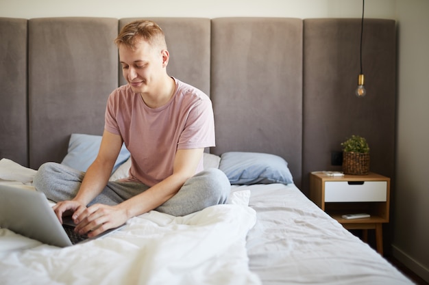 Jak pościelić łóżko kontynentalne aby wyglądało stylowo?