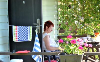 Jak tanio udekorować balkon na wiosnę?