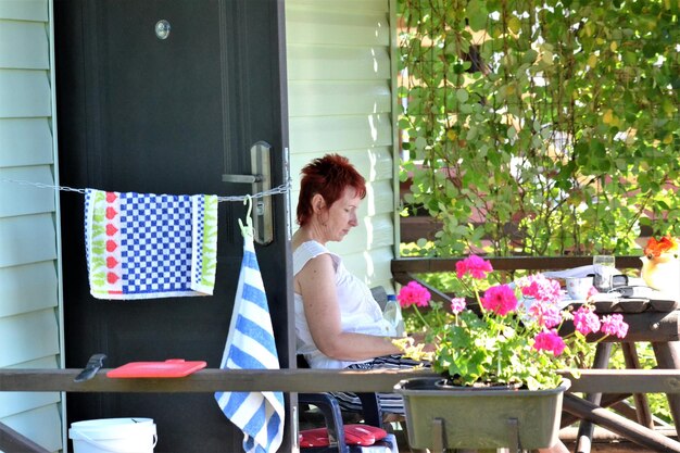 Jak tanio udekorować balkon na wiosnę?