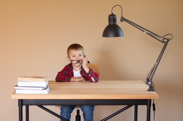 Jak wybrać biurko dla dziecka, aby nauka była przyjemnością?