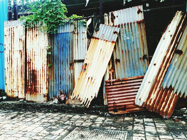 Jak wykorzystać stare palety w aranżacji ogrodu?