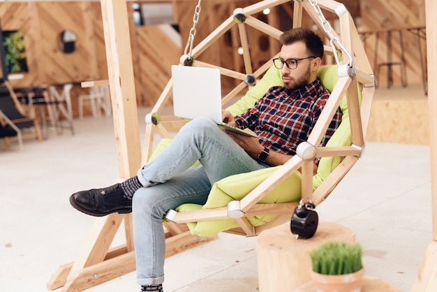 Jak zrobić fotel na balkon i zapewnić sobie wygodny relaks?