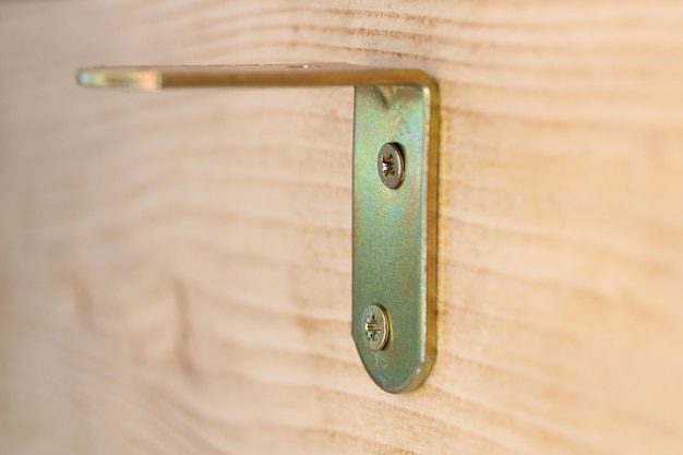 Jakie uchwyty do mebli drewnianych sprawdzą się w klasycznym wnętrzu?