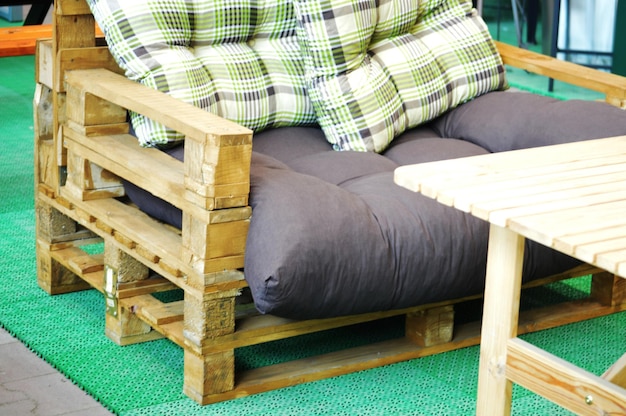 Wypoczynek z palet jak zrobić oryginalne meble do ogrodu?