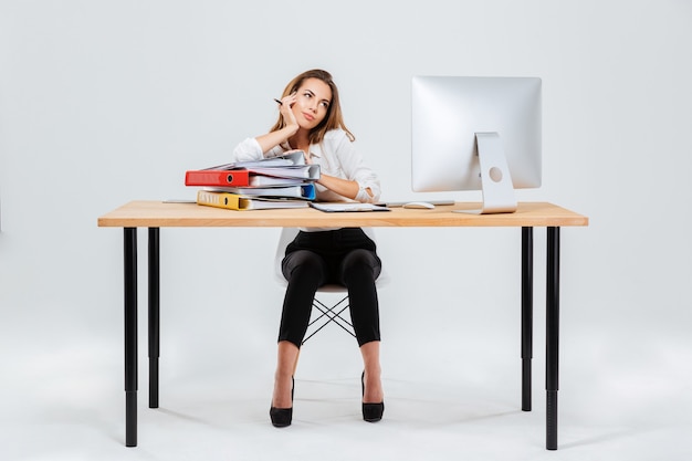 Biurko stojące czy warto zdecydować się na taką zmianę?