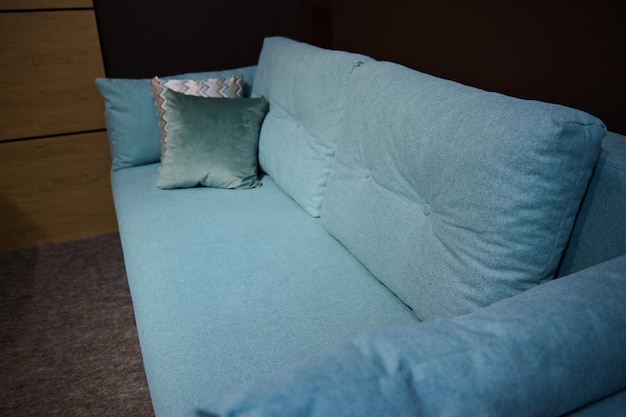 Czym wyczyścić sofę z materiału bez ryzyka uszkodzenia?