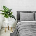 Jaka narzuta do szarej sypialni sprawdzi się najlepiej?