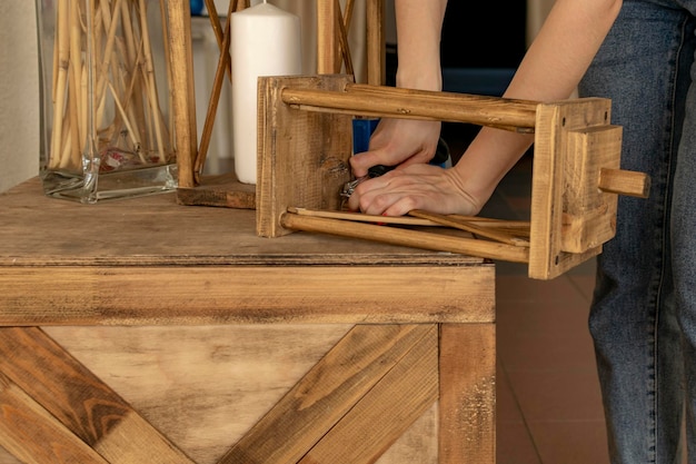 Kto wykonuje meble z drewna i na co zwrócić uwagę przy wyborze?