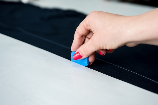 Jak tapicerować narożnik i odświeżyć wygląd salonu?