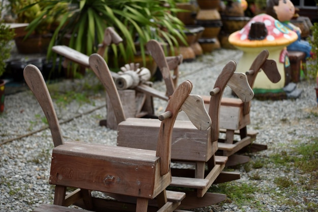 Jak wykonać meble ogrodowe z dostępnych materiałów?