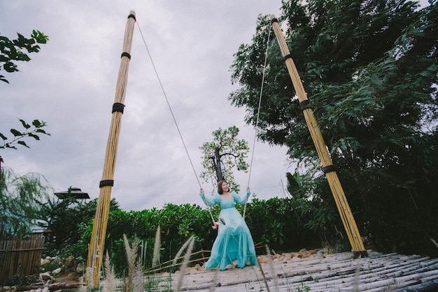 Jak zrobić huśtawkę z bali do ogrodu?