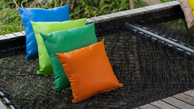 Jaka tkanina na poduszki ogrodowe sprawdzi się najlepiej?