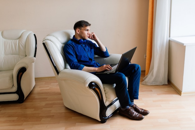 Jaki fotel do komputera sprawdzi się podczas wielogodzinnej pracy?