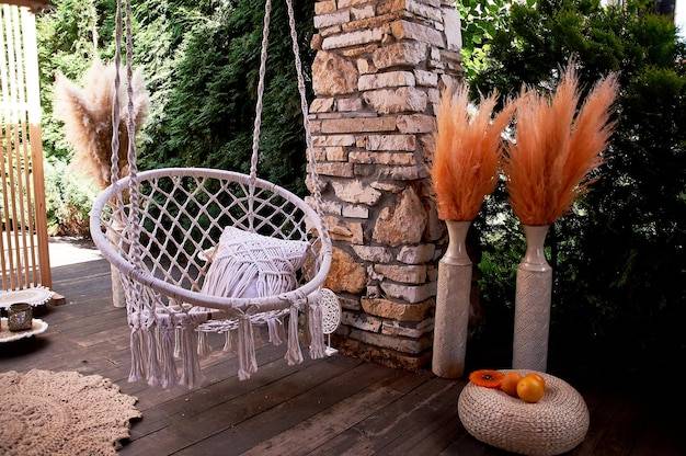 Jak urządzić taras w stylu boho i cieszyć się przytulną przestrzenią?