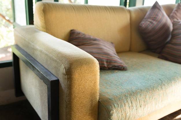 Jaka tkanina na narożnik sprawdzi się w salonie?