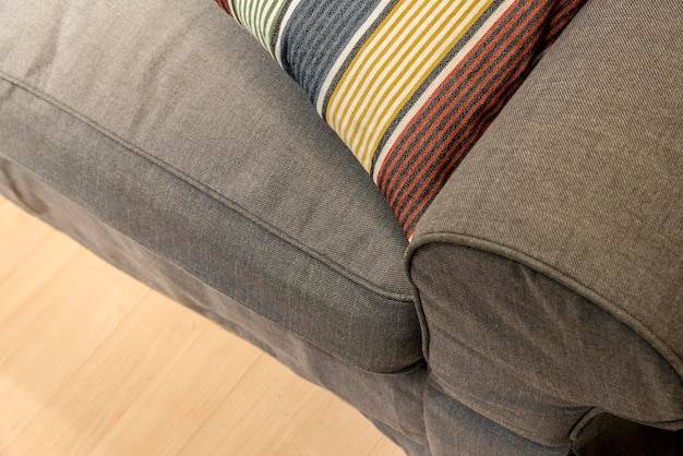 Jaki materiał na obicie narożnika sprawdzi się w codziennym użytkowaniu?