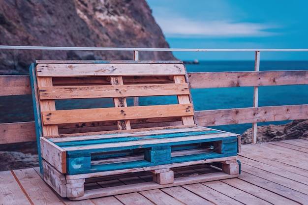 Leżanka z palet jak zrobić wygodne miejsce do odpoczynku?