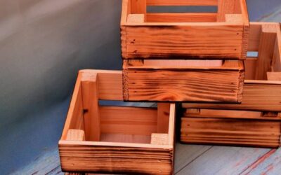 Co można zrobić z drewnianych skrzynek w domowych aranżacjach?