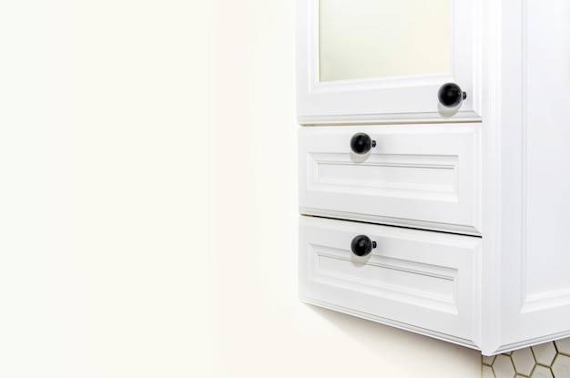 Jak pomalować komodę na biało, żeby odświeżyć wnętrze?