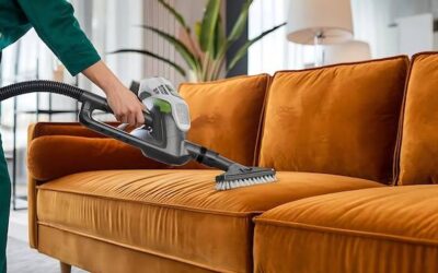 Jak usunąć plamy z tapicerki kanapy bez szkody dla materiału?