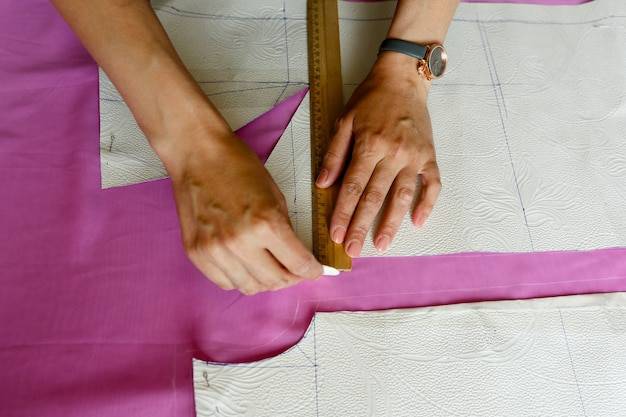 Jak uszyć pokrowiec na kanapę narożną, aby odświeżyć salon?