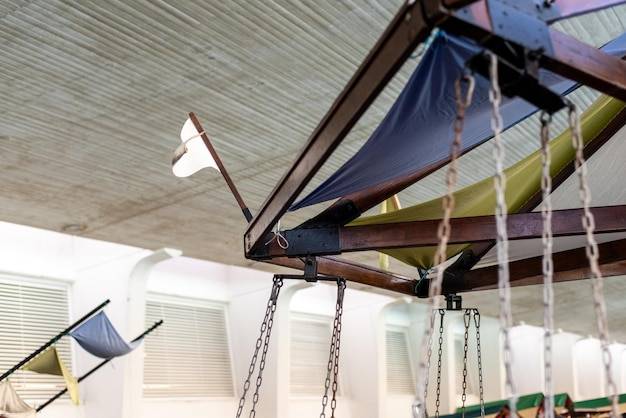 Jak zrobić daszek nad huśtawką w ogrodzie?