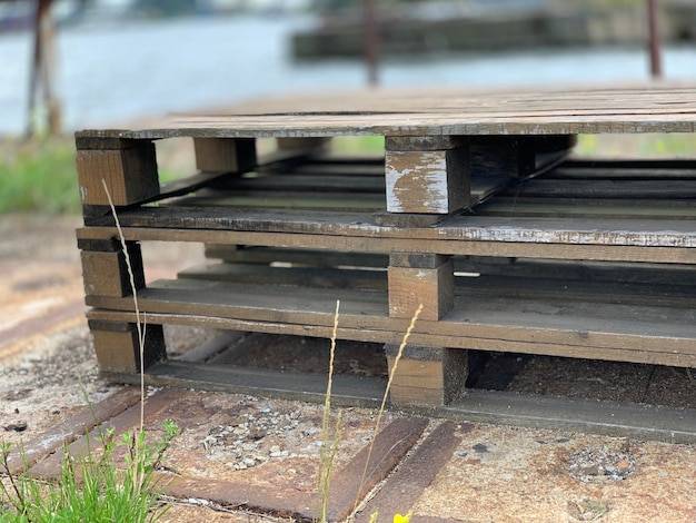 Jak zrobić ławkę z palet na balkon samodzielnie?