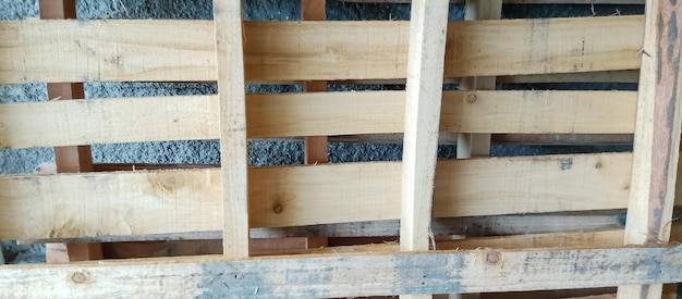 Jak zrobić szafę z palet w domowym warsztacie?