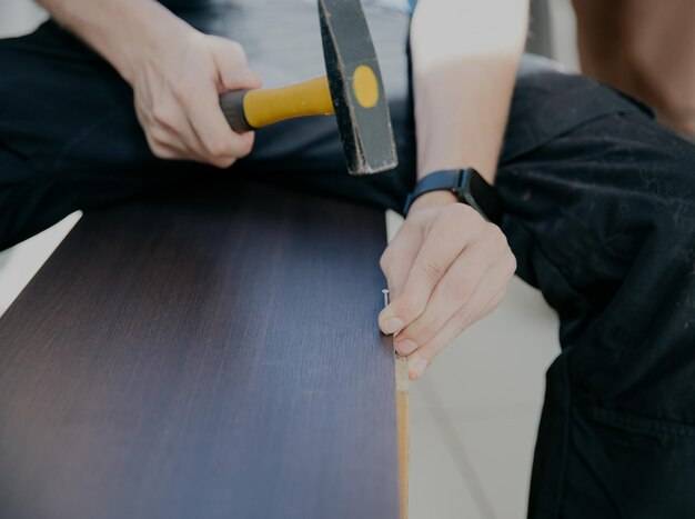 Panele ścienne tapicerowane jak montować w salonie?