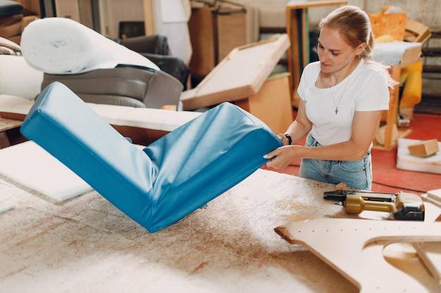 Tapicer ile kosztuje obicie kanapy i od czego zależy cena?