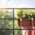 Jak urządzić długi balkon żeby był przytulny?