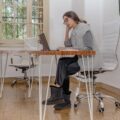 Jak zrobić biurko z regulowaną wysokością do pracy w domu?