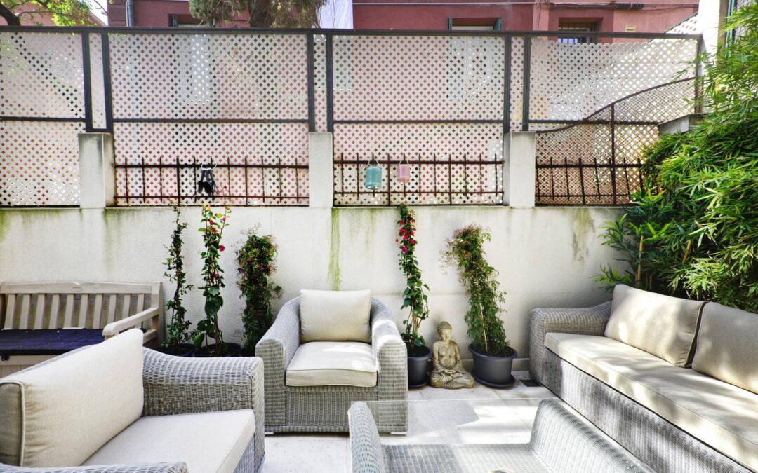 Jak urządzić balkon w bloku inspiracje na stylową przestrzeń?