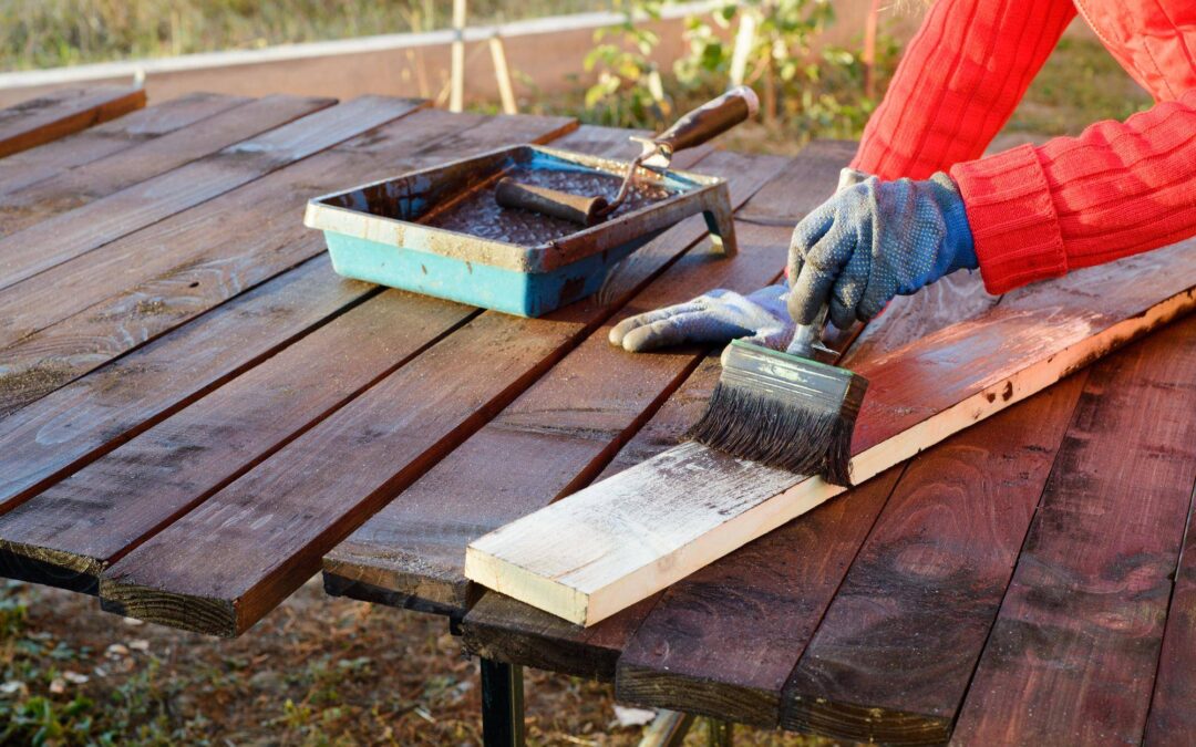 Jak pomalować ławkę by odświeżyć jej wygląd?