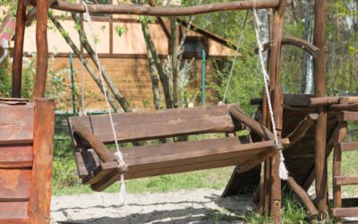 Jakie drewno na huśtawkę ogrodową sprawdzi się w Twoim ogrodzie?