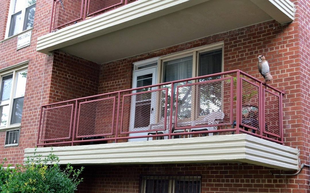Jak ozdobić balkon w bloku by stworzyć przytulne miejsce do relaksu?